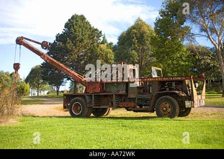 einem verlassenen alten Kran-LKW Stockfoto