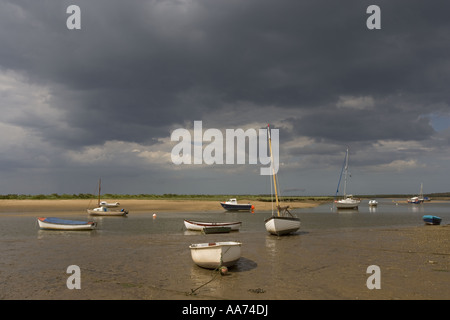 Stürmische Brancaster Hafen Norfolk UK Juni Stockfoto