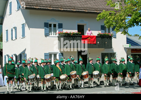 Gruppe von schützen und Lady Zuschauer auf Balkon in Corpus Christi Prozession Lenggries Bayern Deutschland Europa Stockfoto