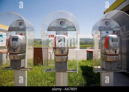 Drei öffentliche Telefone an einem Autogrill auf Autostrada A1 Tarsia Italien bezahlen Stockfoto