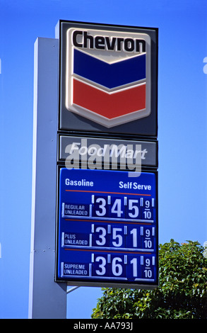 "Chevron"Tankstelle"Schild, mit Preis von drei ^ US-Dollar pro Gallone, USA. Stockfoto