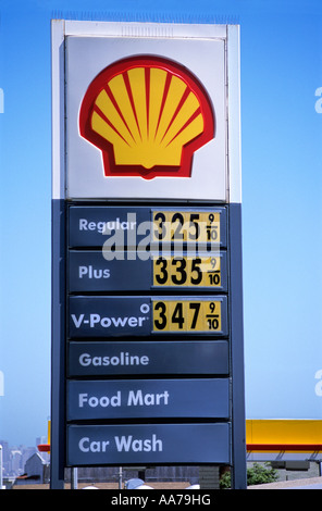 "Shell"Tankstelle"Schild, mit Preis von drei ^ US-Dollar pro Gallone, USA". Stockfoto