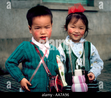 zwei junge Pioniere Hangzhou China Stockfoto