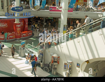 Duty-Free-Bereich Großbritannien London Gatwick Airport Stockfoto