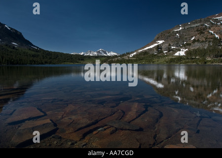 Hohe Sierra-See-Reflexion in der Nähe von Tioga Pass Stockfoto