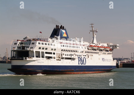 Hafen von Calais nördlichen Frankreich Europa EU. P und O Cross Channel Fähre. Der Stolz von Calais. Stockfoto
