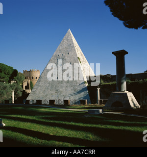 Rom Italien Piramide di Cestio die weißen Denkmal Pyramide des Caius Cestius in die Aurelianische Mauer gesetzt Stockfoto