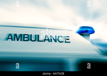 Nahaufnahme des blauen Lichtes eines schnellenden Krankenwagens. Stockfoto