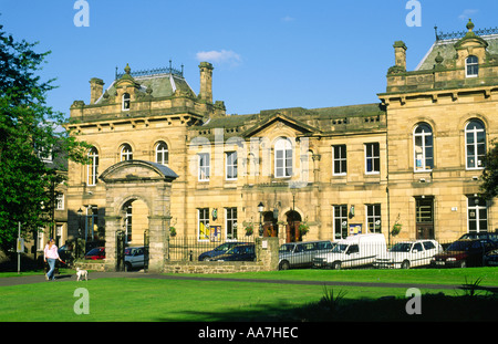 Hexham, Northumberland, England. Die Königin Hall in Beaumont Street gesehen vom Park im Stadtzentrum von Hexham. Stockfoto