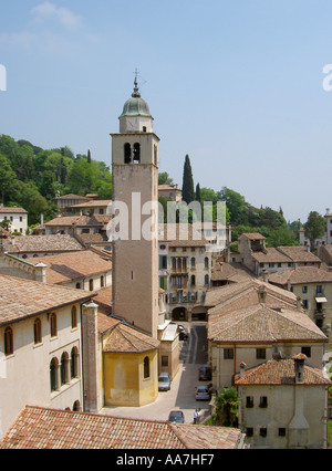 Die Kathedrale Glockenturm erhebt sich über die Dachziegel in der Mitte der alten Stadt Asolo, Treviso, Italien Stockfoto