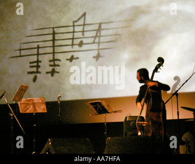 Jazz-Musik Cello Bassist Blick auf Noten auf der Bühne Stockfoto