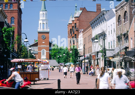 Burlington, Vermont, USA. Blick Norden, Church Street vom Schnittpunkt der Cherry Street im Stadtzentrum zum First Unitarian Church Stockfoto