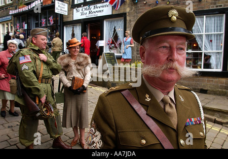 Regiments Sgt Major Ronald Locke bei Haworth 1940 s Wochenende in Yorkshire 2003 Foto von John Robertson Stockfoto