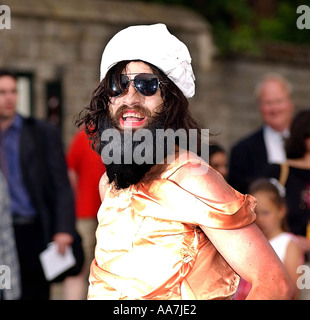 Aaron Barschak gekleidet wie Osama Bin Laden außerhalb Windsor Castle 2003 Foto von John Robertson Stockfoto