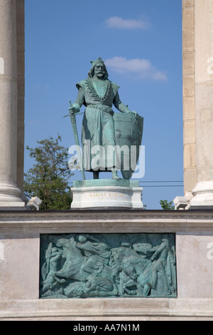 Statue in Heroes Square Hosok Ter mit dem Millennium Monument Pfeiler Budapest Stockfoto