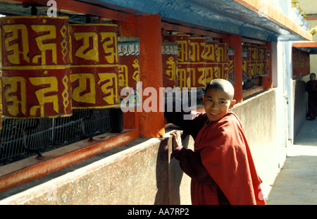 Junger Mönch drehen Gebetsmühlen am-Drul Chorten, Gangtok, Sikkim, Indien Stockfoto