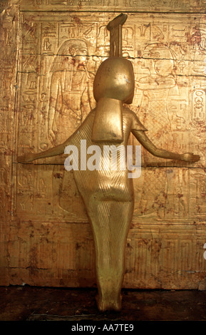 Vergoldete Statue auf eine Goldene Grabbeigaben Schiff von Tutanchamun s Grab A Canoptic Brust ägyptischen Museum Kairo Ägypten Stockfoto