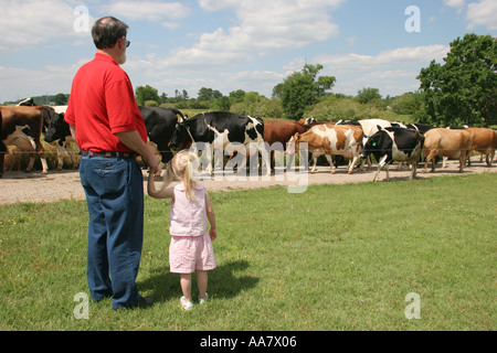 Alabama Alexandria, Wright Milchviehbetrieb, Landwirtschaft, Landwirtschaft, Landwirtschaft, Viehzucht, Land, Land, Land, Milchkuh, kommen Sie von der Weide nach Hause, Mädchen, Jo Stockfoto