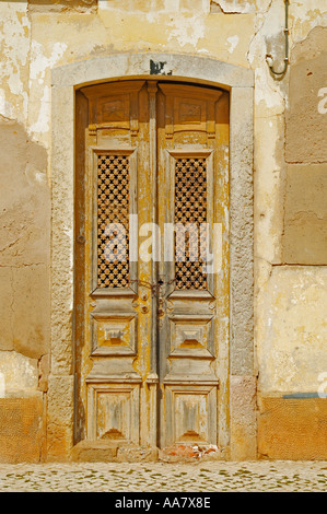 Holztür des alten Haus Ferragudo Portimao Algarve Portugal EU Europa Stockfoto