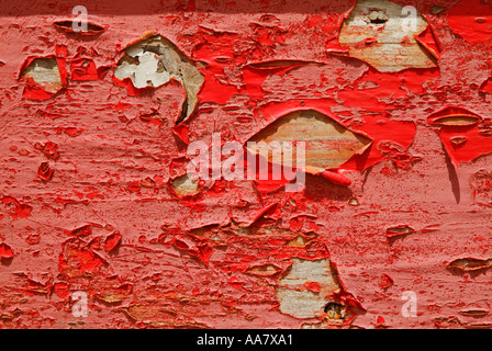 Blasen, abblätternde rote Farbe von Holzboot Stockfoto