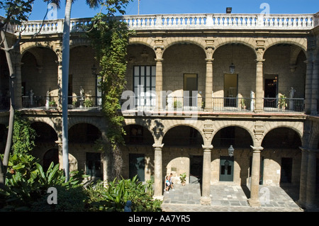 Die kolonialen Kunstmuseum (Museo de Arte Colonial), ausstellen, Kunsthandwerk, Gemälde und Kolonialmöbel, etc.. Havanna Stockfoto
