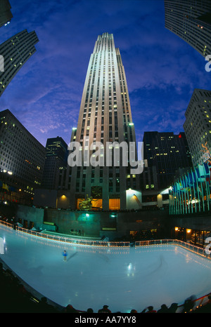 die Eisbahn am Rockefeller Center Manhattan New York City New York USA Stockfoto