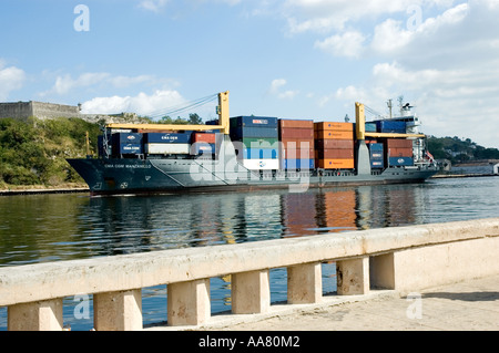 Containerschiff am Canal de Entrada, Havanna Stockfoto