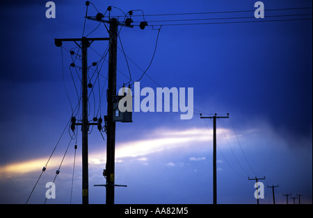 Strom-Linien-relative Häuser in einer abgelegenen Gegend von East Suffolk, UK. Stockfoto