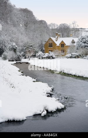 Winterschnee im Cotswold Dorf Upper Slaughter Gloucestershire VEREINIGTES KÖNIGREICH Stockfoto