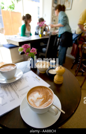 Große Tasse Hot Chocolate Cafe Falmouth Cornwall England UK Großbritannien Stockfoto