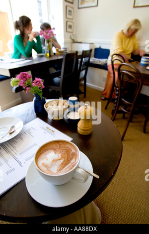 Große Tasse Hot Chocolate Cafe Falmouth Cornwall England UK Großbritannien Stockfoto