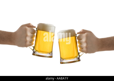Zwei Personen halten ein Bierglas Stockfoto
