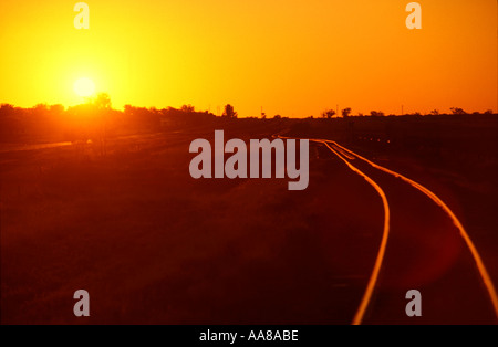 Bahnlinien und Sonnenuntergang Stockfoto