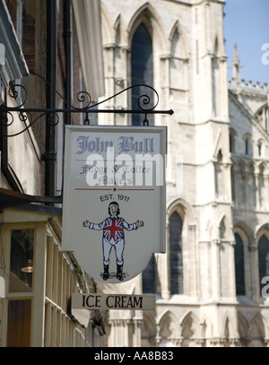 JOHN BULL, FUDGE UND TOFFEE ENTSCHEIDUNGSTRÄGER SCHILD MIT YORK MINSTER IN HINTERGRUND STONEGATE STRAßE Stockfoto