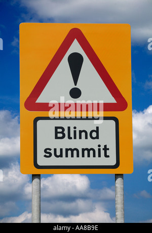 STRAßE VERKEHR WARNUNG ZEICHEN BLIND SUMMIT ENGLAND UK Stockfoto