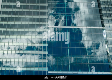 BARCLAYS BANK Gebäude reflektierenden Wolken und Himmel, auf der Isle of Dogs Canary Wharf London England Stockfoto