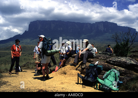 VENEZUELA 2002 EINE GRUPPE VON WANDERERN REST AUF DEM ANSATZ ZU DEN TOP TAFELBERG RORAIMA, IM HINTERGRUND ZU SEHEN IST Stockfoto