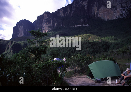 VENEZUELA 2002 EINE GRUPPE VON WANDERERN REST BASE CAMP AUF DEM ANSATZ ZU DEN TOP TAFELBERG RORAIMA GESEHENEN Stockfoto