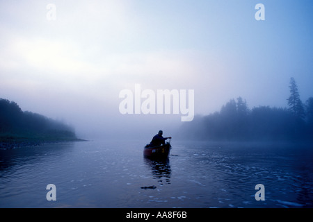 Man paddelt eine Kanu auf einem Wildnis-Fluss, Restigouche-Fluss, im nördlichen New Brunswick, Kanada Stockfoto