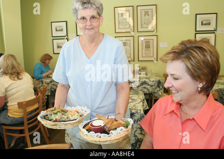 Alabama Madison County, Huntsville, Covington's Downtowne Luncheon Cafe, Restaurant Restaurants Essen Essen Essen Essen gehen Cafe Cafes Bistro, Kellnerin serviert Stockfoto