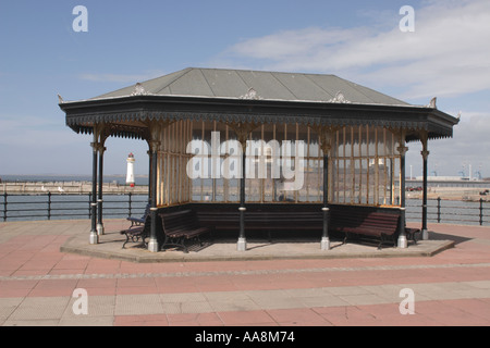 Tierheim am Meer mit Leuchtturm in New Brighton UK Stockfoto