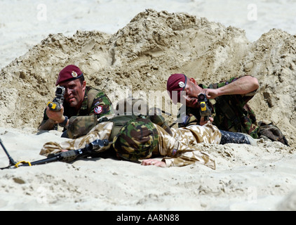 Königliche Marine-Soldaten üben einen Strand-Angriff in Großbritannien UK Stockfoto