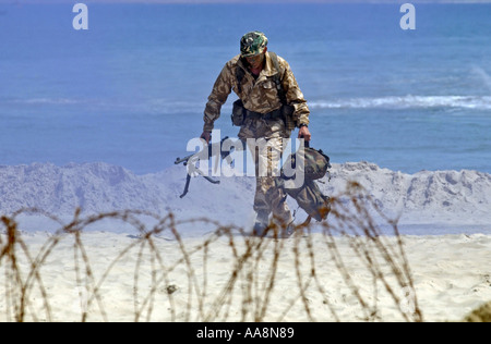 Königliche Marine-Soldaten üben einen Strand-Angriff in Großbritannien UK Stockfoto