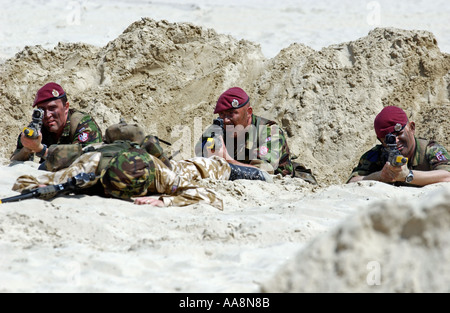 Königliche Marine-Soldaten üben einen Strand-Angriff in Großbritannien UK Stockfoto