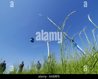 Windpark Parndorf, Österreich, Kran heben eine Kabine Stockfoto