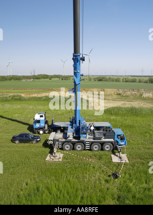 Windpark Parndorf, Österreich, LKW mit einem Kran Stockfoto