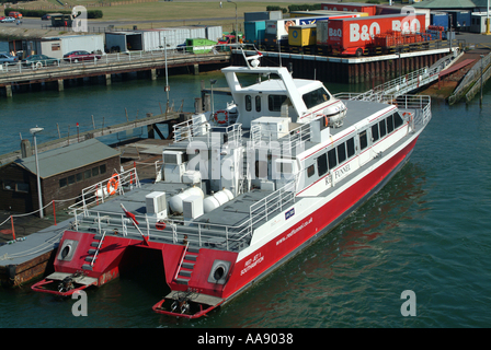 Isle Of Wight Fähre roten Trichter rot Jet 1 bei Southampton Hampshire England Vereinigtes Königreich UK angedockt Stockfoto