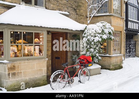 Die Post im Winter Schnee im Cotswold Dorf Bourton auf dem Wasser, Gloucestershire, Großbritannien Stockfoto