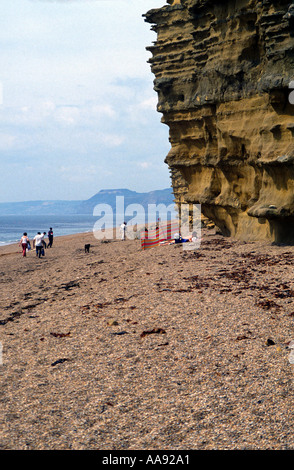 Bridport Sandsteinfelsen erodierten Tat Felsen ausgehöhlt wird Kies Strand und Urlauber Burton Bradstock Dorset-England Stockfoto