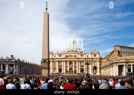 Rom Vatikan St Peters Peter Square Ostern Sonntag Christen aus aller Welt empfangen päpstlicher Ostern Segen vom Papst Stockfoto